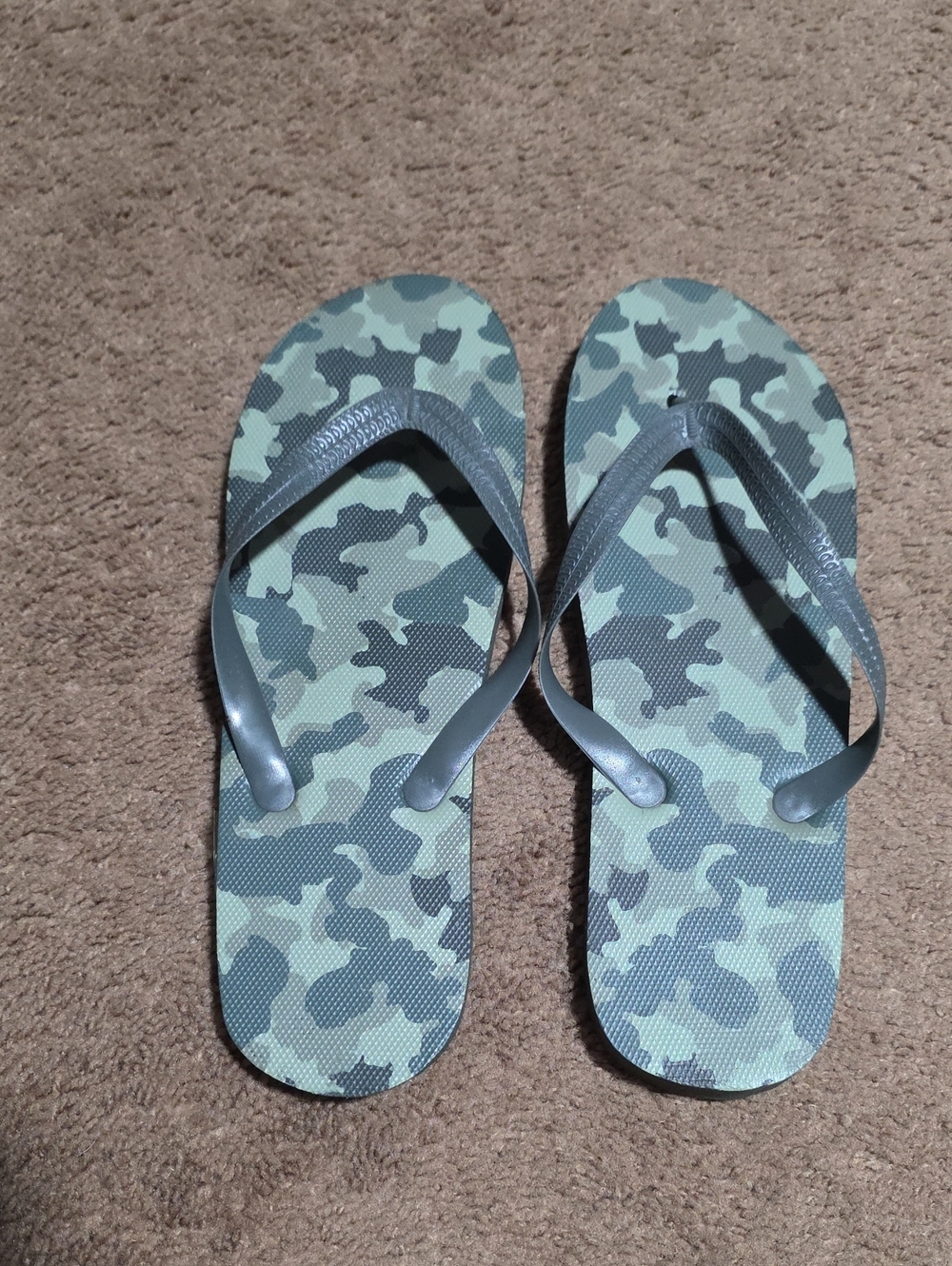 NWOT Camo Print Flip Flop Sandals - Green Camo Size 7/8